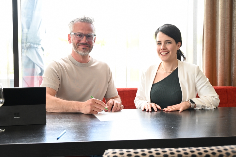 Boy Brabander van SteigerbuisOnline (l) zet handtekening onder gloednieuwe samenwerking met Uitgeverij NWST. Hoofdredacteur Willemijn van Iersel op rechts.
